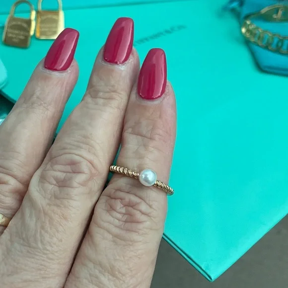 🎉🎉✨Goldtone Twist Pearl Ring✨Preloved Size 8 - Picture 3 of 8